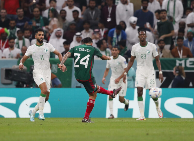 Luis Chavez saat mencetak gol lewat tendangan bebas ke gawang Arab Saudi, Kamis (1/12/2022) dini hari WIB. Meski menang 2-1 atas Arab Saudi, Meksiko gagal lolos ke babak 16 besar Piala Dunia 2022.