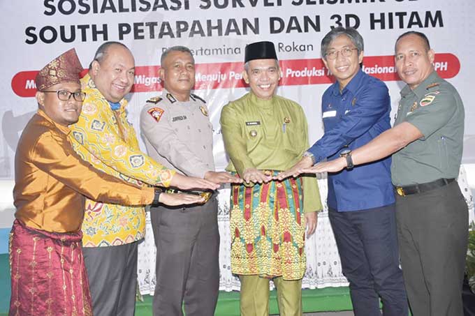 Pj Bupati Kampar Dr H Kamsol MM, Kepala Perwakilan SKK Migas Sumbagut Ricky Rahmat Firdaus dan lainnya foto bersama saat sosialisasi survei seismik 3D South Petapahan dan 3D Hitam bersama PT Pertamina Hulu Rokan di Aula Taman Rekreasi Stanum Bangkinang, K