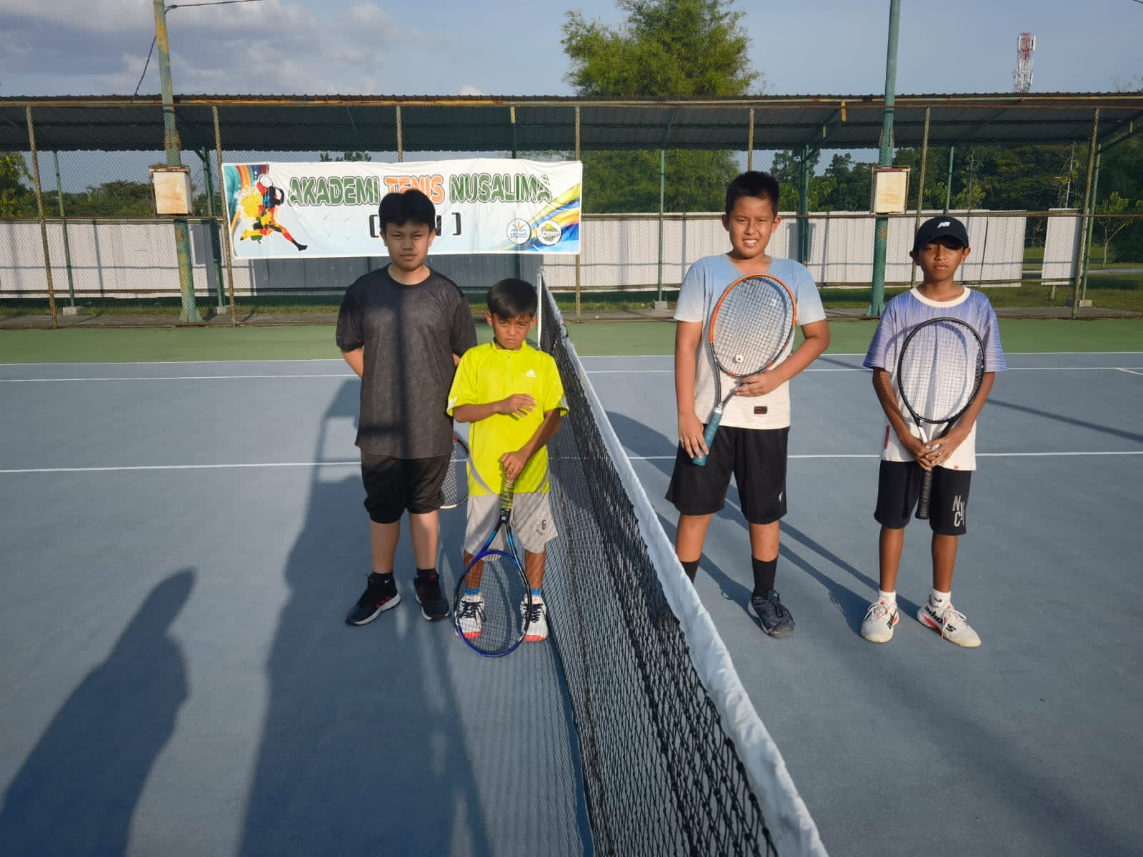 Peserta Kejurnas Tenis Junior TDP sedang berfoto jelang pertandingan di Lapangan Tenis PTPN V, Pekanbaru, Selasa (18/10/2022).