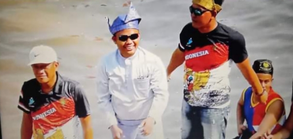 Dodi Irawan (tengah) berdiri diatas jalur saat pawai pembukan pacu jalur di Tepian Narosa, Telukkuantan baru-baru ini.