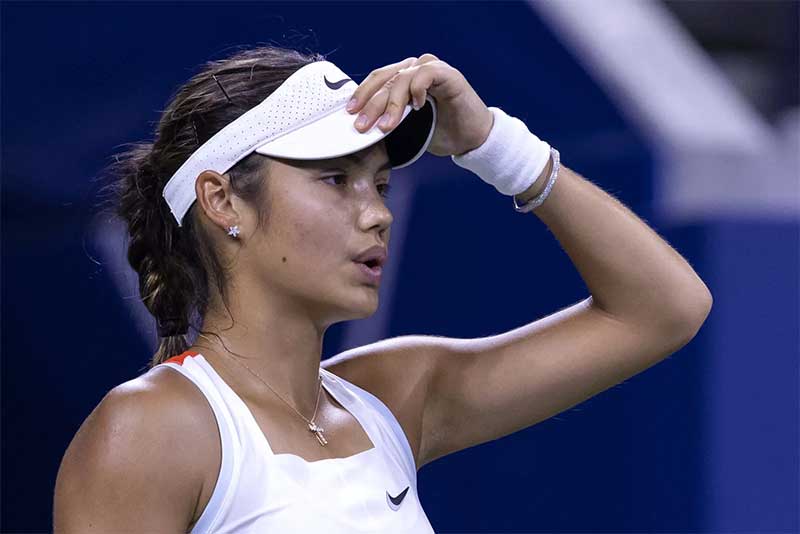 Emma Raducanu mengumumkan absen di grand slam Wimbledon 2023.