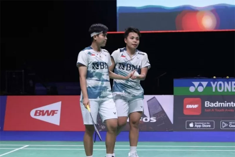Apriyani Rahayu (kanan) bersama dengan rekannya, Siti Fadia Silva Ramadhanti, melaju ke semifinal Kejuaraan Dunia Bulu Tangkis 2023 di Denmark.