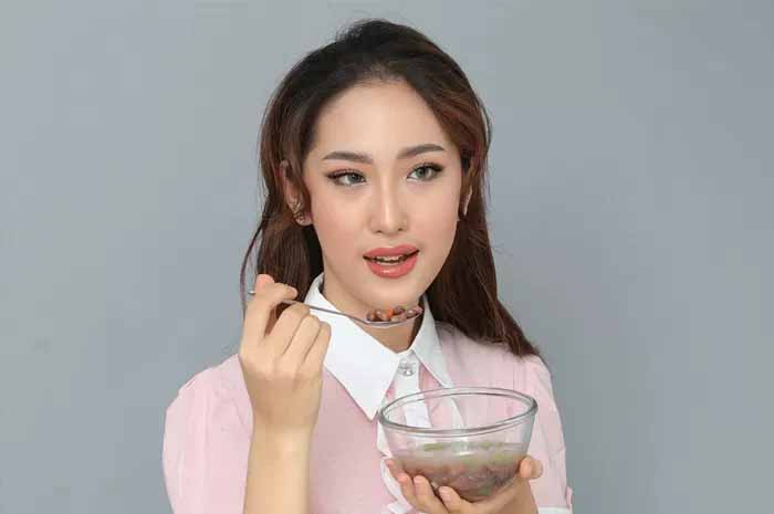 Michelle Davis mencicipi sup kacang merah dengan campuran daging dan wortel. Kacang merah memiliki kalori rendah, protein tinggi, rendah lemak, dan ada zat fito lain.