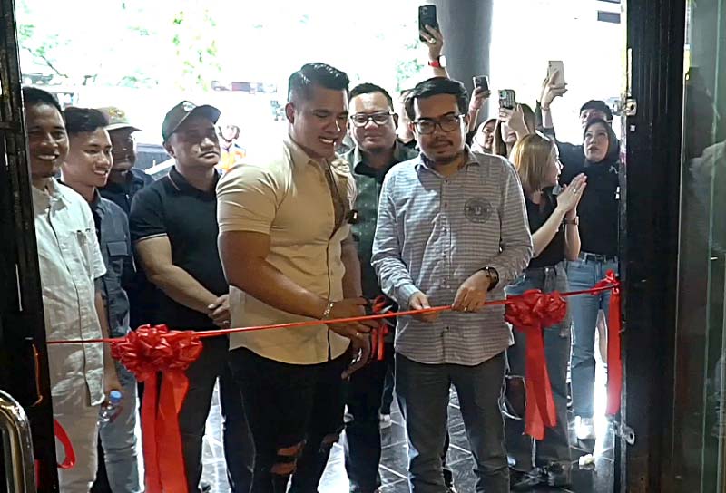 Owner ATRA Garage Adil Matra (kiri)  bersama Wakil Ketua DPRD Kota Pekanbaru Ginda Burnama, menggunting pita grand opening ATRA Garage, di Jalan Tuanku Tambusai, Pekanbaru, Selasa (12/12/2023).