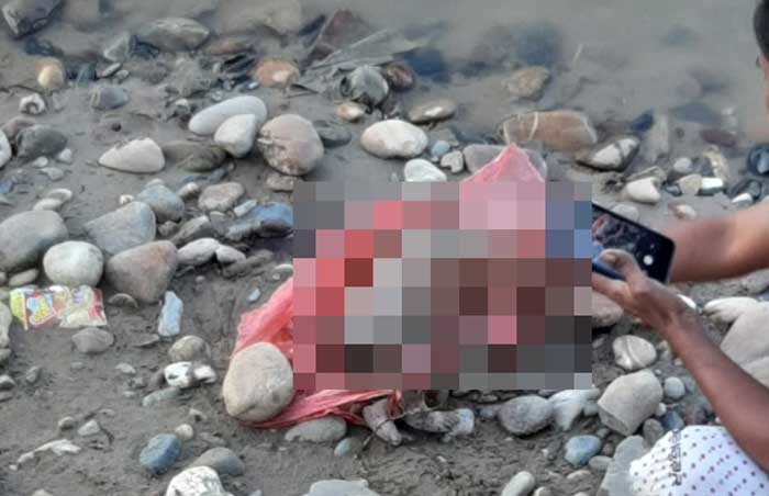 Mayat bayi tergeletak di pinggir sungai Desa Tanjung Kecamatan Hulu Kuantan, Selasa (21/7/2020). (MARDIAS CHAN/WARGA FOR RIAUPOS.CO)