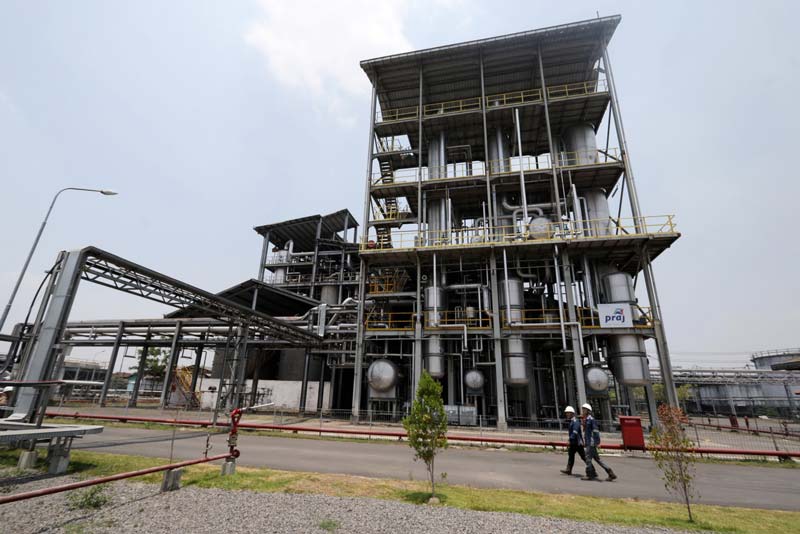 Aktivitas pekerja di pabrik bioetanol anak perusahaan PTPN X di Mojokerto, Jatim, beberapa waktu lalu. PTPN X masuk di subholding SupportingCo yang menjadikan perusahaan pengelola aset perkebunan unggul.