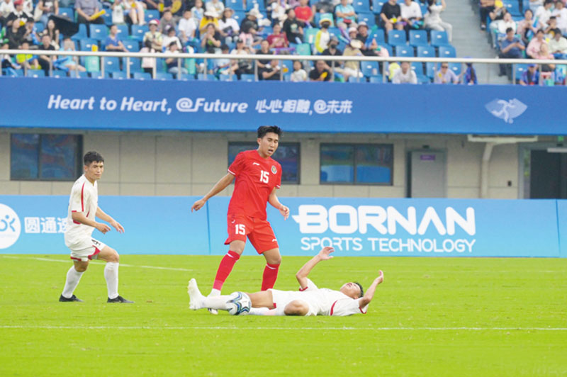 Pemain Indonesia Muhammad Taufany Muslihuddin berebut bola dengan pemain Korea Selatan dalam laga pemungkas fase grup di Zhejiang Normal University East Stadium, Jinhua, Ahad (24/9/2023). Foto kanan, pemain Indonesia Doni Tri Pamungkas berduel dengan pema