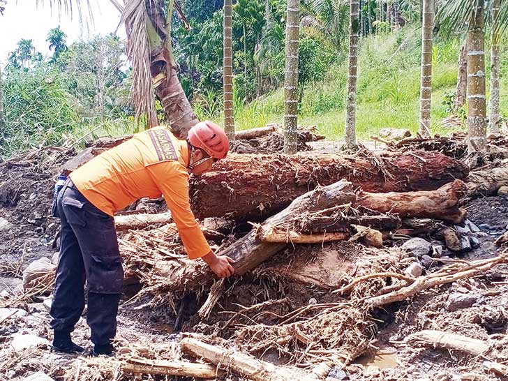 Tim gabungan melakukan pencarian lima warga yang hilang diduga tertimbun galodo di Nagari Malampah, Kabupaten Pasaman, Sumatera Barat, Senin (28/2/2022).