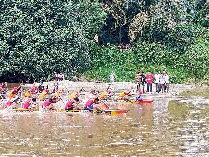 Dua jalur unggulan dari Kecamatan Kuantan Mudik berpacu saling mendahului saat pacu jalur di Topian Tampuniak, Desa Kinali dan Pulau Binjai, Rabu (13/7/2022).