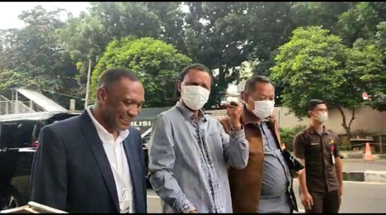Komisi Pemberantasan Korupsi (KPK) telah melakukan pemeriksaan terhadap Rosario De Marshall alias Hercules terkait kasus dugaan suap pengurusan perkara di Mahkamah Agung (MA).