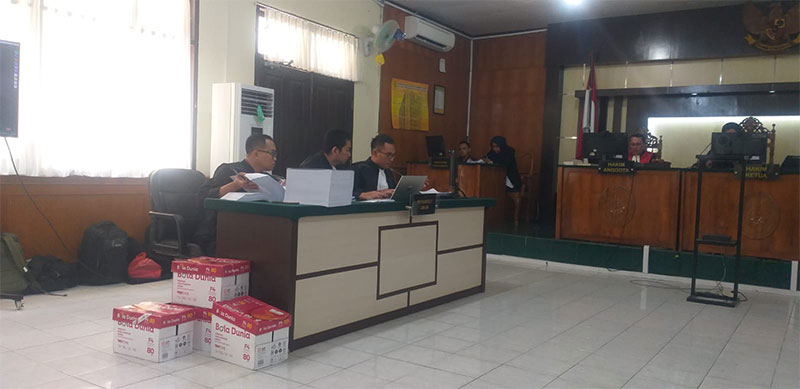 JPU KPK Rio Fandi dan kawan-kawan membacakan tuntutan terhadap terdakwa gratifikasi dan TTPU eks Kakanwil BPN Riau Muhammad Syahrir di PN Pekanbaru pada Senin (7/8/2023).