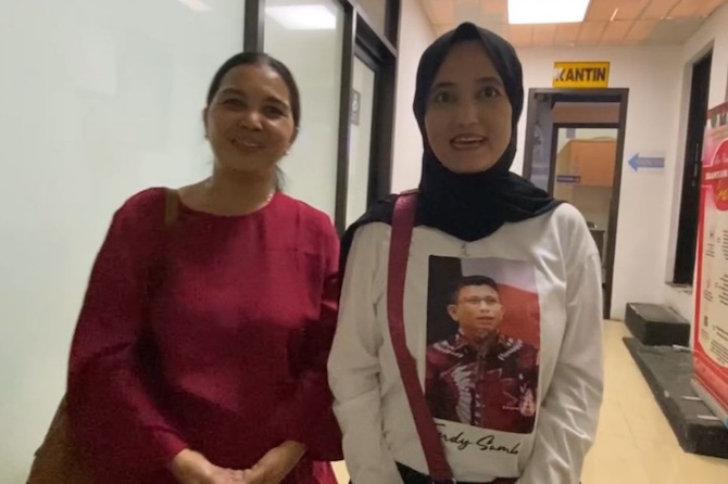 Perempuan bernama Syarifah Ima Syahab mengaku sengaja datang ke persidangan untuk memberikan sebuah bantal untuk Sambo.