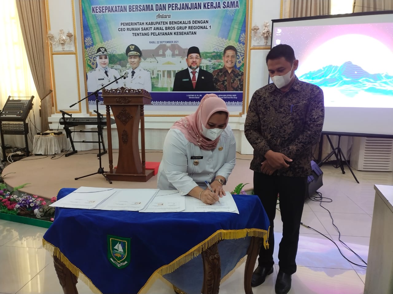 Bupati Bengkalis Kasmarni menandatangano nota kerja sama dengan RS Awal Bros Group disaksikan CEO RS Awal Bros Group Ir Arfan Awaloeddin MARS di Ruang VIP Wisma Daerah Bengkalis, Rabu (22/9/2021).