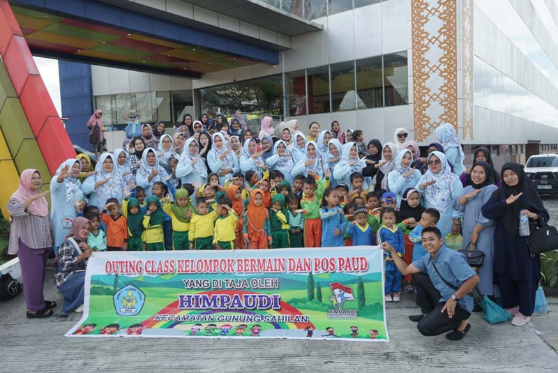 Guru, orang tua dan anak-anak dari  Kelompok BerÂ­main (KB) Al-Mubarokah, Desa Makmur Sejahtera, Kecamatan Gunung SahiÂ­lan, Kabupaten Kampar foto bersama di depan Graha Pena Riau saat Outing Class dengan berkunjung ke redaksi Riau Pos, Senin (20/11/2023)