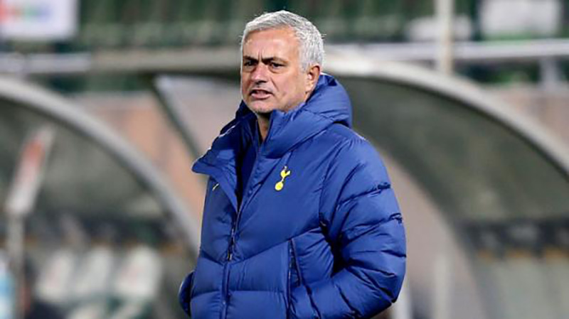 Jose Mourinho, bersama seluruh stafnya diberhentikan oleh Tottenham Hotspur. (REUTERS/THE SUN)