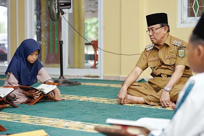 Bupati Inhil HM Wardan saat meninjau lokasi pemusatan Training Center MTQ di Masjid YAMP Kompleks Kantor Bupati Inhil di Tembilahan, Selasa (10/1/2023) siang.