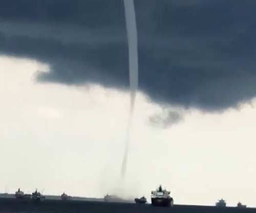 Puting beliung: Angin puting beliung terjadi di laut Dumai, Senin (15/10/2018). Foto diambil dari grup WhatsApp DPD KNPI Kota Dumai.