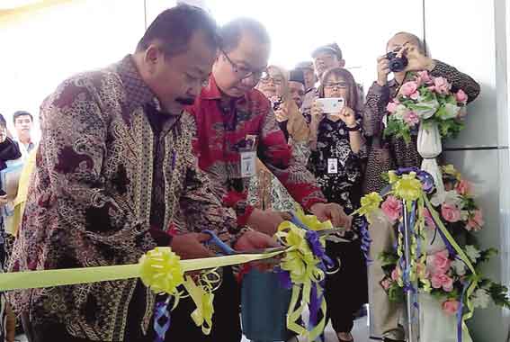 KANTOR BARU: Asisten II Setdakab Bengkalis H Heri Indra Putra menggunting pita saat peresmian kantor baru Bank Mandiri Cabang Duri, Senin (26/11/2018).