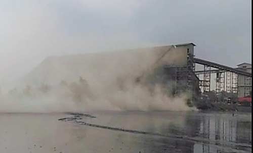 DEBU BETERBANGAN: Debu semen beterbangan ke udara dari aktivitas bongkar muat di Pelabuhan PT Semen Padang Unit Dumai, Ahad (16/9/2018). (HASANAL BALKIAH/RIAU POS)