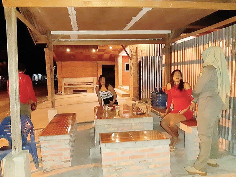 RAZIA: Petugas Satpol PP Dumai melakukan razia di warung remang-remang di sekitar bundaran dan eks Lokalisasi Ampang-Ampang, Sabtu (8/12/2019). (hasanal bolkiah/riau pos)