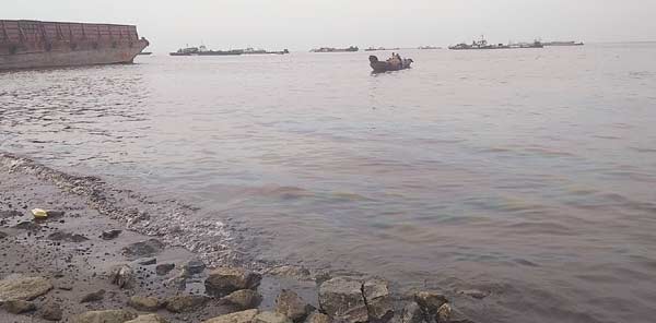 TERKONTAMINASI BBM: Pinggir laut Dumai tepatnya berada di Dermaga D terkontaminasi dengan bahan bakar minyak (BBM), Senin (27/8/2018). (HASANAL BULKIAH/RIAU POS)