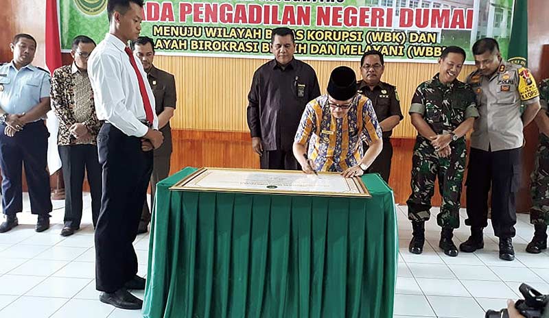 MENANDATANGANI: Wali Kota Dumai Zulkifli As menandatangani dokumen Perda APBD Tahun Anggaran 2019, Kamis (22/11/2018).hasanal bulkiah/riau pos
