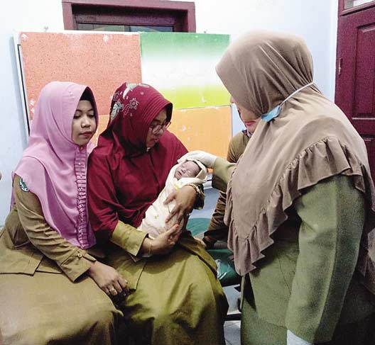 SEMPAT DIRAWAT: Bayi berjenis kelamin laki-laki yang ditemukan di kebun ubi Jalan Batu Bintang, saat mendapat perawatan di Puskesmas Dumai Barat sebelum akhirnya meninggal dunia, Selasa (4/12/2018).hasanal bulkiah/riau pos