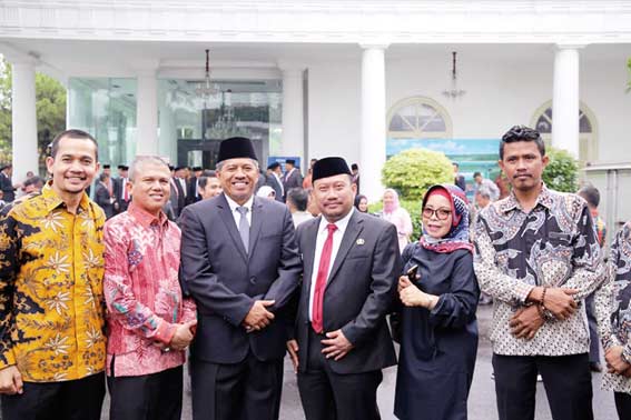 FOTO BERSAMA: Bupati Kampar Catur Sugeng Susanto foto bersama Plt Bupati Siak Alfedri  dan para kolega saat menghadiri pelantikan Gubernur Riau di Istana Negara, Rabu (20/2/2019). (Humas Pemkab Kampar)
