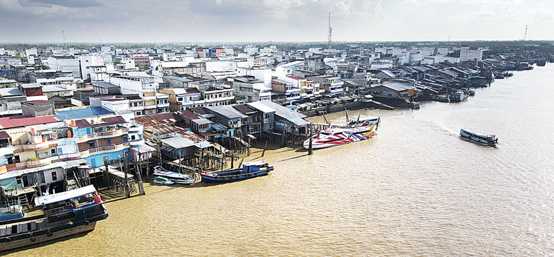 Pemandangan perairan Selat Air Hitam dan Pesisir Kota Selatpanjang sebagai pusat Kabupaten Kepulauan Meranti. Foto diambil dari udara belum lama ini. 