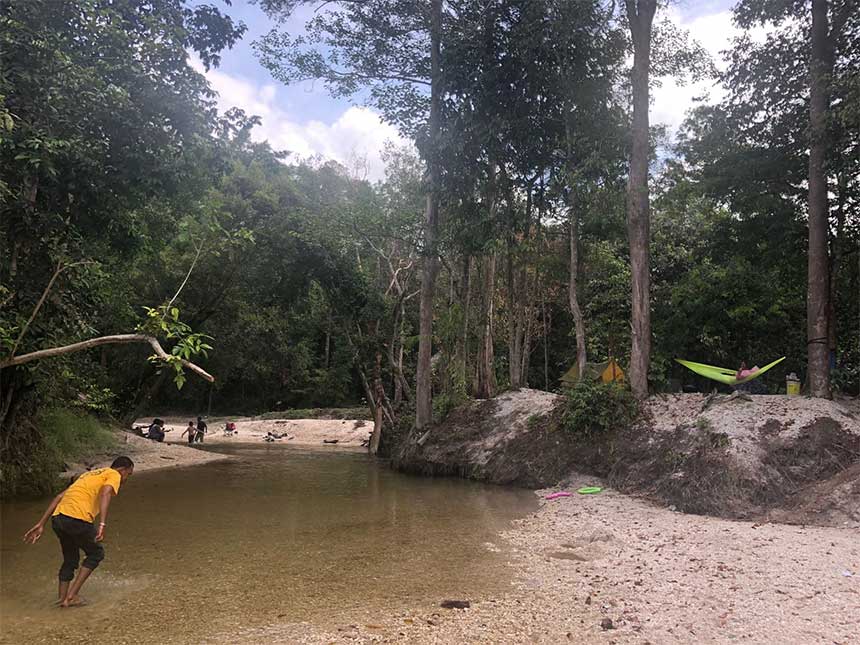Sungai berair bening di Hutan Adat Imbo Putui yang menambah daya tarik warga untuk berkunjung