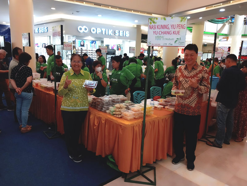 Pembina IVS Riau Rosaria (kiri) didampingi Sekjen Indonesia Vegetarian Society (IVS) & Presiden Vegan Society of Indonesia (VSI) Dr Drs Susianto (kanan) foto bersama saat mengunjungi sejumlah stan bazar produk vegetarian di Mal Ciputra Seraya, Pekanbaru,