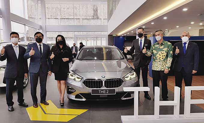 President Director BMW Group Indonesia Ramesh Divyanathan (tiga kanan), Asisten II Pemprov Riau Bidang Ekonomi dan Pembangunan M Job Kurniawan (dua kanan), President Director BMW Trans Pekanbaru Andrew Bingei (kiri), Director of Communications BMW Indones