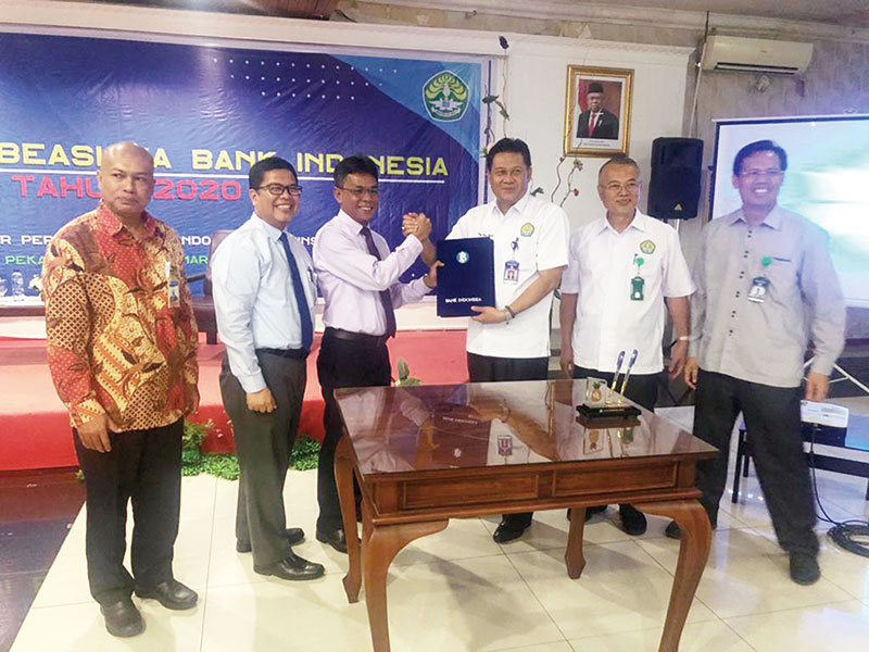 Kepala Perwakilan Bank Indonesia Provinsi Riau Decymus (tiga kanan) dan Rektor Unri Prof Dr Ir Aras Mulyadi MSc (tiga kiri) saling berjabat tangan usai menandatangani perjanjian kerja sama Program Beasiswa Bank Indonesia Tahun 2020, Senin (2/3/2020). (BI