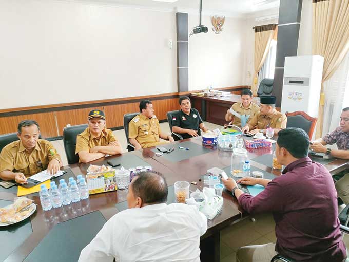 Plt Bupati Kuansing Suhardiman Amby beserta tim sedang membahas persiapan Porprov, Selasa (6/9/2022).