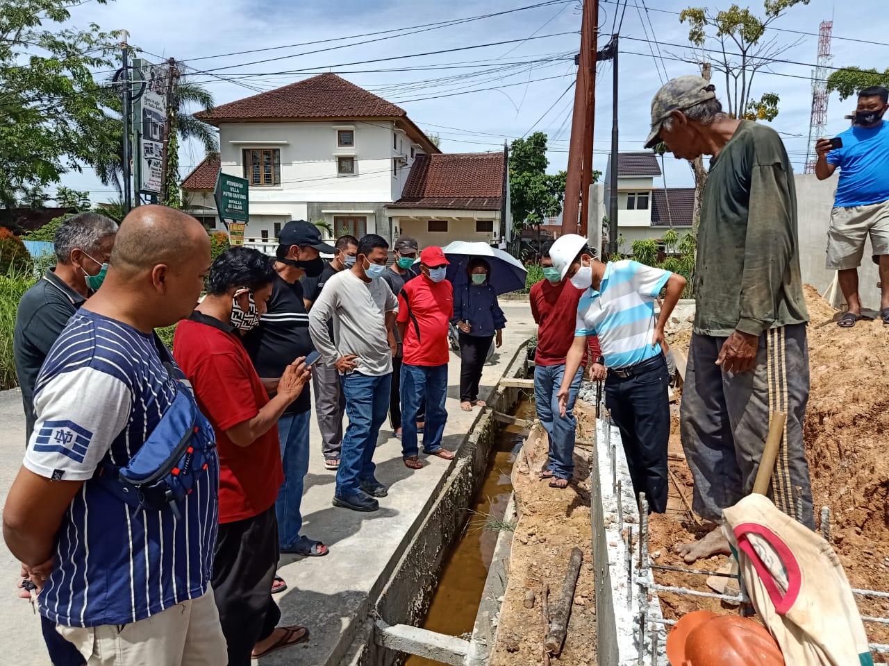 Masyarakat lingkungan Villa Putri Duyung bersama pihak pengembang proyek saat melihat langsung kondisi parit yang akan dilakukan pelebaran untuk mengantisipasi banjir, Sabtu (10/10/2020).(PANJI A SYUHADA/RIAUPOS.CO)