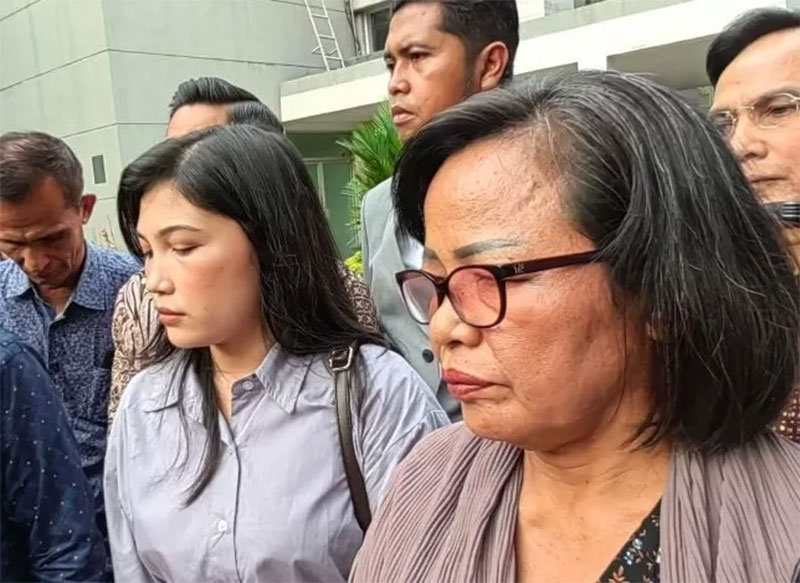 Pacar Brigadir J, Vera Simanjuntak (tengah) dan Rosti Hutabarat (kanan).