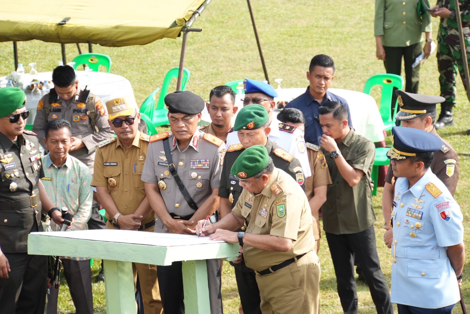 Danrem 031 Wira Bima Brigjen TNI Dany Racka Andalasawan, Gubernur Riau Edy Natar Nasution saat upacara  memperingati Hari Juang TNI AD ke-78 yang berlangsung di lapangan sepakbola Empat Balai Desa Kuok, Kecamatan Kuok, Kabupaten Kampar, Jumat (15/12/2023)