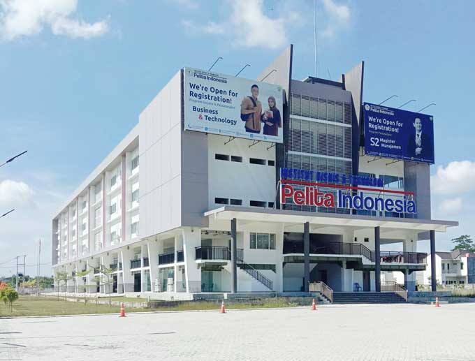 Kampus IBT Pelita Indonesia Pekanbaru terlihat megah.