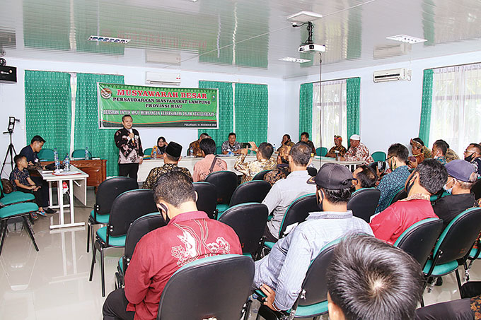 Sunaryo, Ketua Umum terpilih Dewan Pengurus Pusat (DPP) Persaudaraan Masyarakat Lampung Provinsi Riau Periode 2020-2023, menyampaikan sambutan pada Musyawarah Besar (Mubes I) Persaudaraan Masyarakat Lampung Provinsi Riau di Aula BLPP Pekanbaru, Kamis (24/