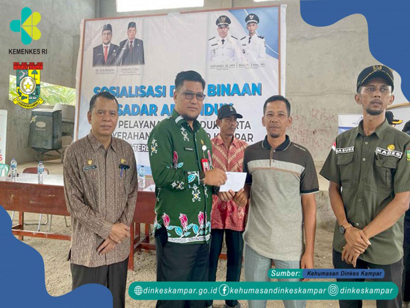 Kadiskes Kampar dr Zulhendra Dasâ€™at MHKes menyerahkan sebanyak 371 KIS bagi masyarakat Desa Air Terbit, Kecamatan Tapung, Kabupaten Kampar, di aula Kantor Desa Air Terbit, Kamis (1/9/2022).