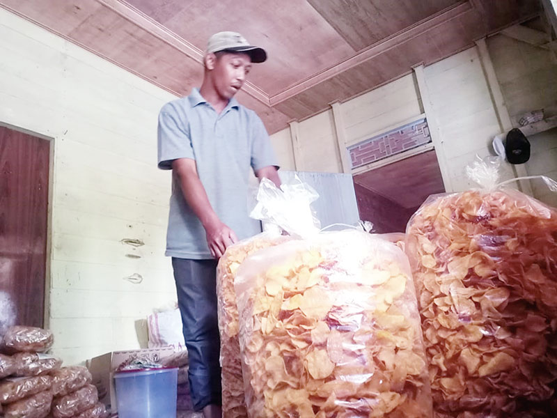 Mursid memperlihatkan keripik ubi jalar olahannya, Sabtu (7/3/2020). Sayangnya sampai saat ini izin usahanya belum keluar dari dinas terkait. (Erwan sani/riau pos)