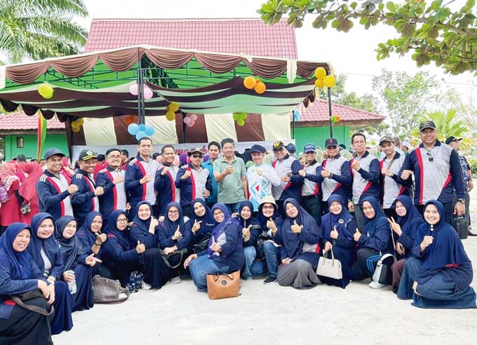 Keluarga besar Kemenag Kota Pekanbaru foto bersama jelang perlombaan sempena Hari Amal Bakti di Rohul, Rabu (4/1/2023).