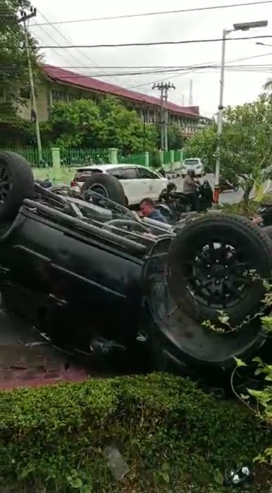 Mobil jenis SUV BM 1975 JL yang terbalik di Tugu Keris Persimpangan Jalan Pattimura-Diponegoro pada Selasa (7/2/2023).