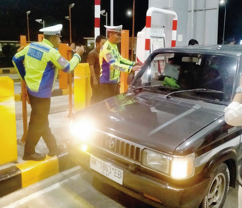 Petugas Ditlantas Polda Riau memberikan imbauan kepada masyarakat pengguna Tol Permai untuk mencegah microsleep, baru-baru ini.Â 