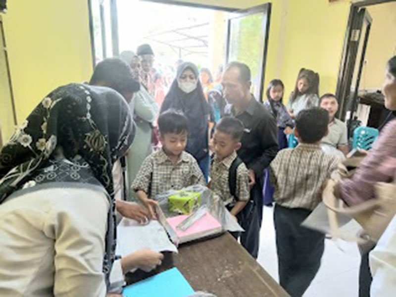 Sebanyak 110 orang anak berprestasi dari tingkat SD dan SMP menerima bantuan peralatan sekolah dari Pemdes Pematang Obo, Kecamatan Bathin Solapan, Kabupaten Bengkalis, Rabu (9/11/2022).