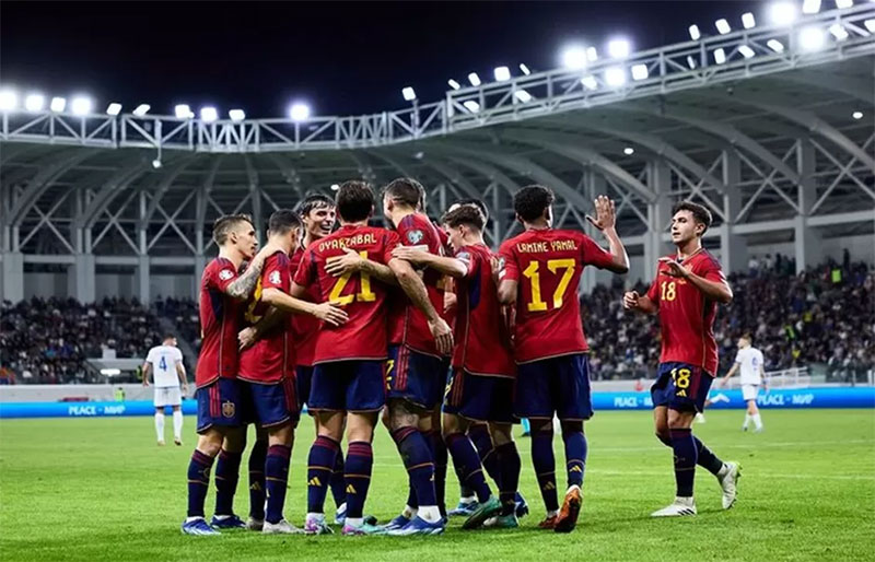 Pemain Spanyol melakukan selebrasi usai membobol gawang Siprus dalam lanjutan Kualifikasi Euro 2024 di Alphamega Stadium, Jumat (17/11/2023) dini hari WIB.