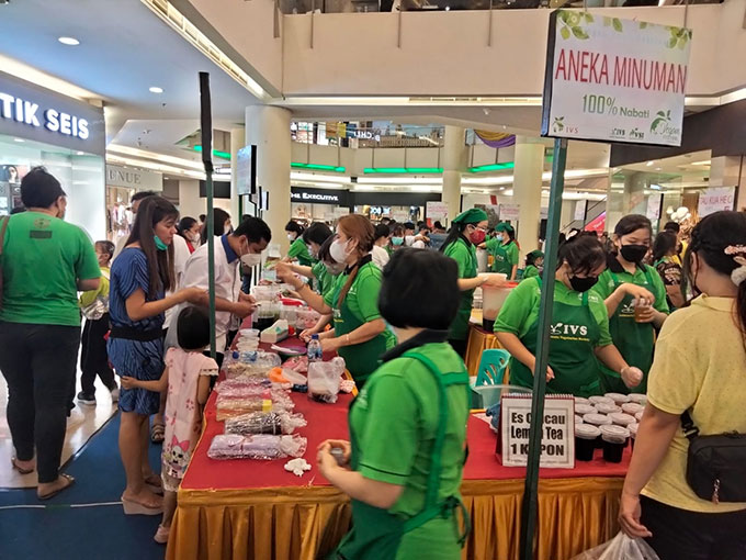 Pengunjung Mal Ciputra Seraya Pekanbaru antusias mengunjungi stan bazar makanan vegeÂ­tarian yang diselenggarakan oleh IVS Pekanbaru, Ahad (2/10/2022).