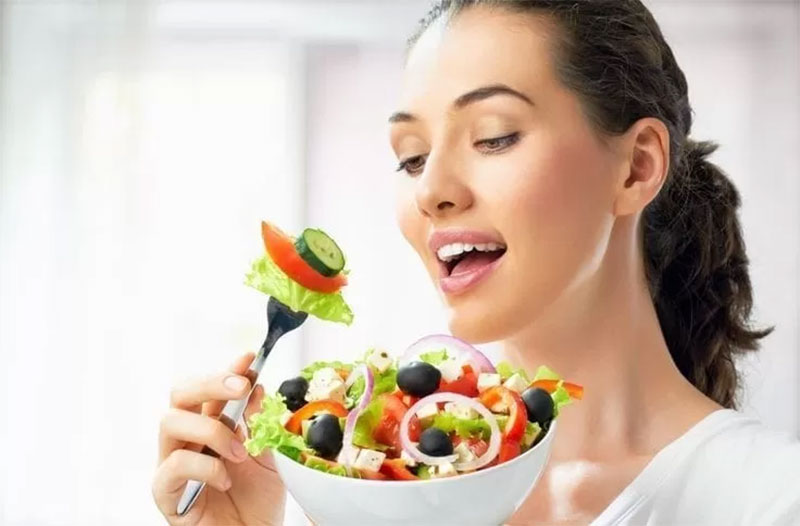 Tips yang benar dan sehat menjalankan diet dengan defisit kalori dan ampuh menurunkan berat badan.