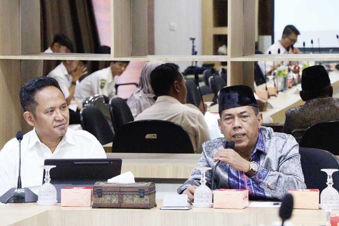 Ketua Komisi I DPRD Riau Eddy A Mohd Yatim (kanan) menyam-paikan aspirasi saat melaku-kanÂ kunju-ngan kerja ke Kantor PLN Wilayah Riau Kepulauan Riau (WRKR), Senin (29/5/2023).