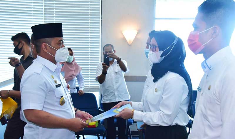 Pj Bupati Bengkalis H Syahrial Abdi AP MSi menyerahkan SK CPNS kepada 82 orang CPNS, Rabu (20/1/2020). Erwan Sani/Riau Pos